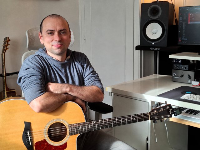 Valery Shpolansky, guitar teacher, in his studio in Saint-Cyr-sur-Loire