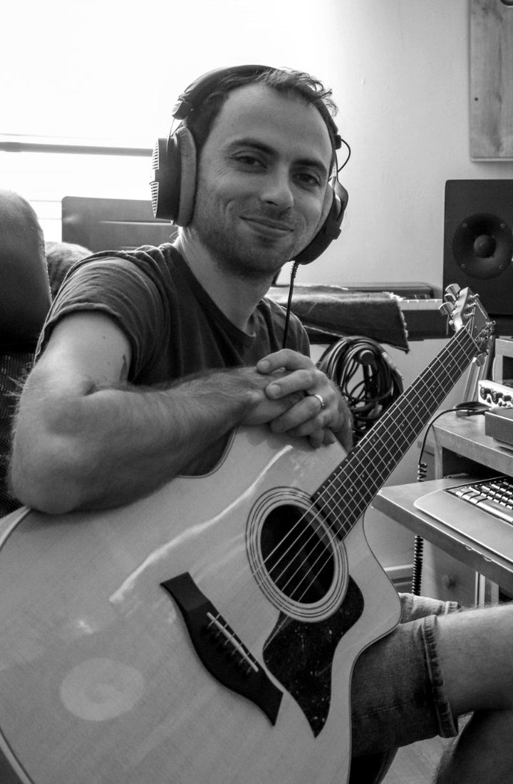 Valery à la guitare acoustique dans son home studio